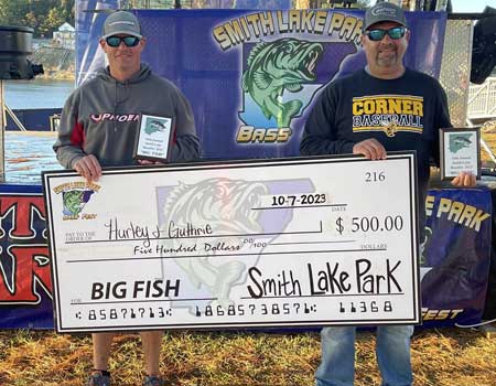 Lee Hurley and Canny Guthrie with $500 check